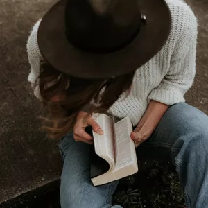 Imagem de capa para o Ebook Do vazio a vida: Um olhar sobre Gênesis 1 por uma nova convertida 