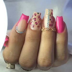 Imagem de capa para o Curso online Curso Alongamento de unhas -Com  Crislaine Rosa 