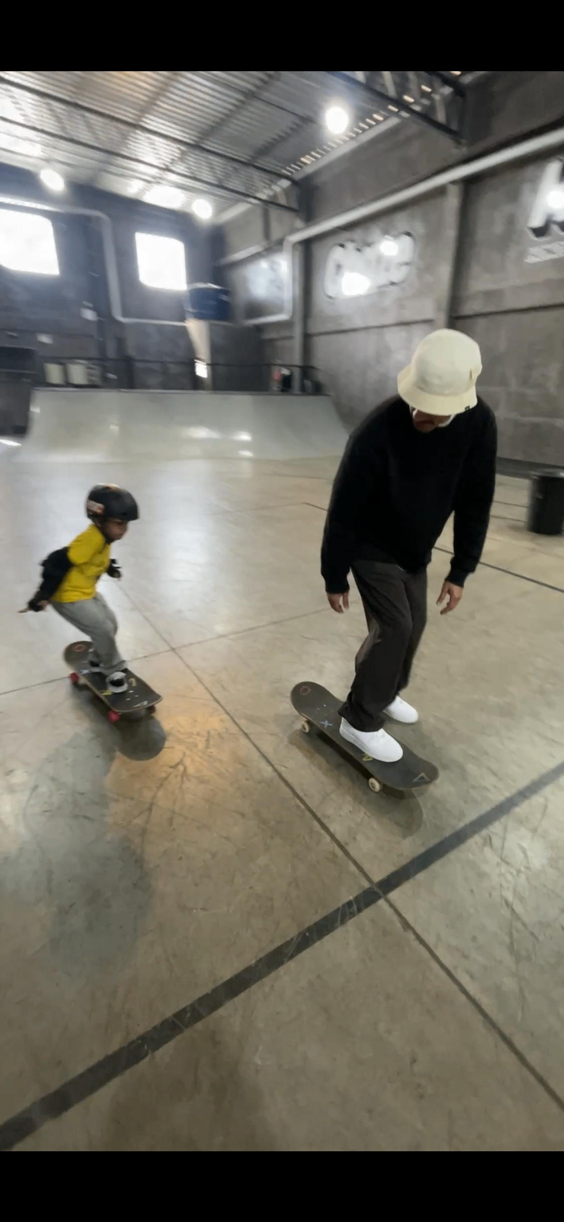 aluno andando de skate na Orla com simulador de surf