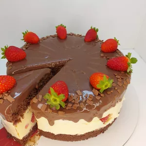 Imagem de capa para o Ebook Karol Dias Confeitaria: Bolo Bombom de Morangos + Bônus