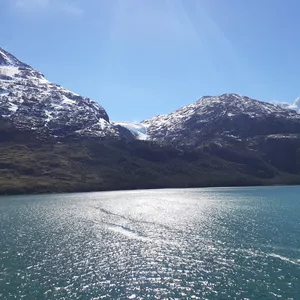 Imagem de capa para o Curso online Lindo Contraste Entre Gelo, Mar Brilhante e Uma Montanha Verde Patagônia