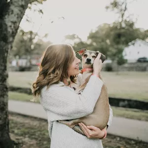 Imagen de portada para Curso online Vive tranquila: tu perro aprenderá a pensar antes de actuar