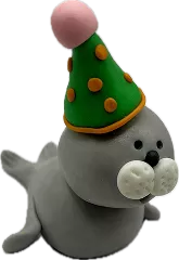 Aprenda a modelar essa foca de circo com seu chapéu verde pintando no Curso Meu Primeiro Zoológico - Modele 25 Animais em Pasta Americana