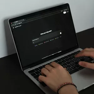 Imagem de capa para o Ebook Domine a Inteligência Artificial para o Marketing: 100 Prompts Práticos