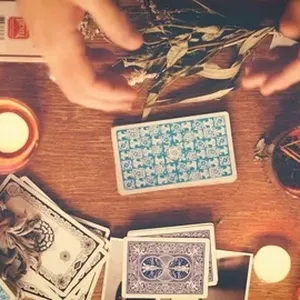 Imagen de portada para Curso online 👁️‍🗨️ Videntes Famosos De Televisión: Revelamos sus Secretos 🔮