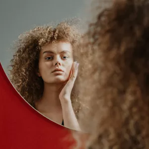 Imagem de capa para o Curso online Cores e Formas aplicadas ao Cabelo e Maquiagem na Imagem Pessoal 