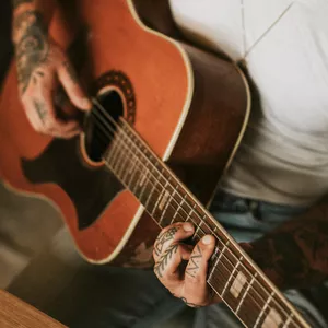 Imagem do curso Toque violão do zero em 6 meses, passo a passo! 24 aulas, 6 ritmos e 22 músicas. 7 dias de garantia. Comece hoje!