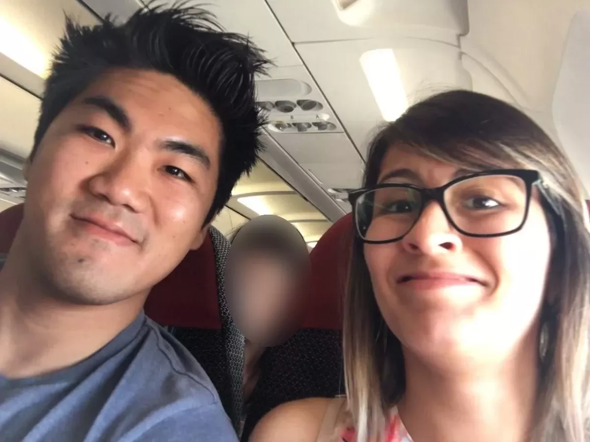 Eu e o Bruno na minha primeira viagem de avião — e eu com muito medo.