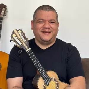 Imagem de capa para o Curso online IMPROVISANDO NOS CLÁSSICOS DO PAGODE