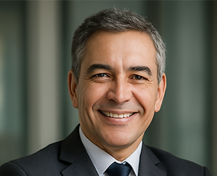 Miguel Torres, Jefe de Compras en la industria manufacturera