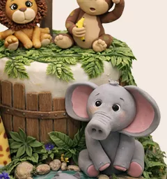 Bolo no Tema Zoológico, mostrando como o elefante é versátil para uso em vários temas, aqui ele está na base do bolo do Curso Meu Primeiro Zoológico - Modele 25 Animais em Pasta Americana