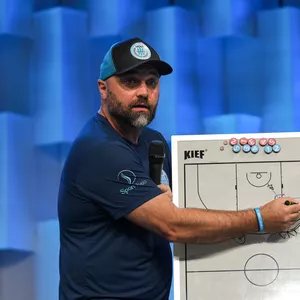 Imagem de capa para o Curso online PICK: O JOGO DE CORTA LUZ NA BOLA NO BASQUETE