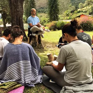 Imagem de capa para o Curso online *Curso Yoga em Essência - Força Transformadora - Professores - Assinatura 