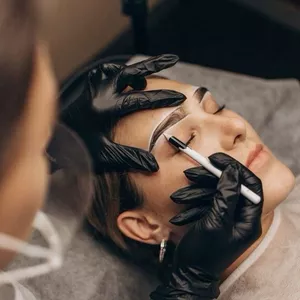 Imagem de capa para o Curso online Desing de sobrancelhas - Rafaela