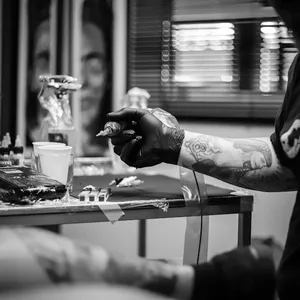 Imagem de capa para o Curso online Tatuador profissional desde o primeiro dia.