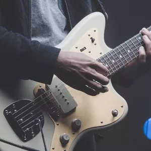 Imagem de capa para o Curso online DESENVOLVENDO RITMOS DE ROCK (6 Cordas e 1 Atalho)