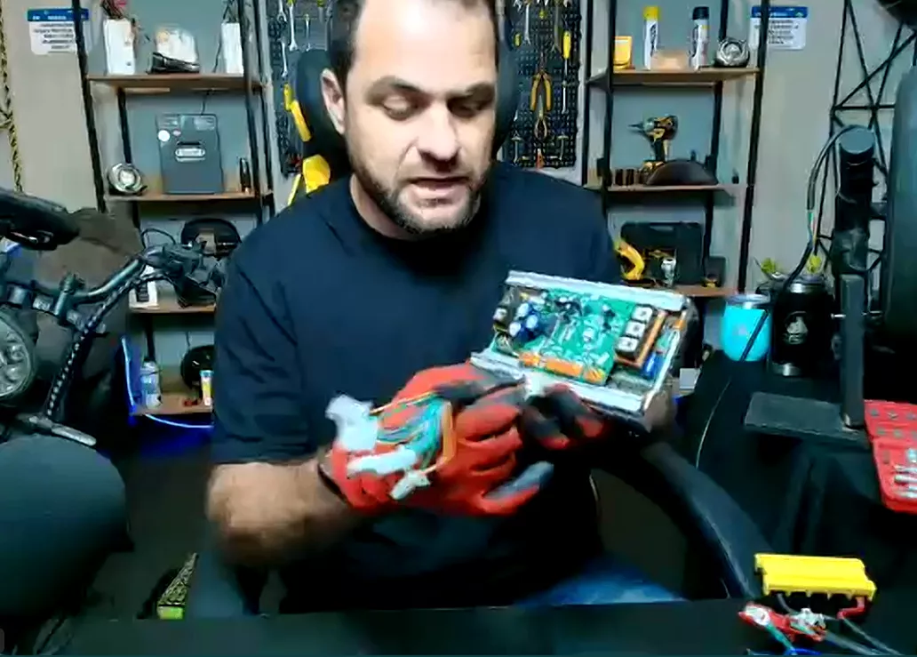 Taffarel mostrando uma placa de controladora