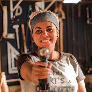 Imagem de capa para o Curso online Mulheres na marcenaria 