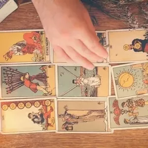 Imagen de portada para Curso online 🔮 Descubre Tu Destino con Keyla Tarot 🌟