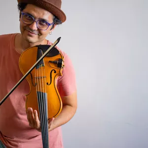 Imagem de capa para o Curso online Violino Brasileiro: Da Técnica ao Suingue (Módulo 1) por Felipe Karam
