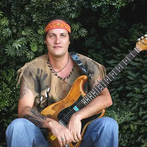 Imagem de capa para o Curso online Toca Comigo com Kiko Peres - Natiruts