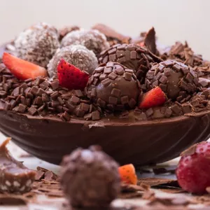 Imagem de capa para o Curso online OVOS DE PÁSCOA GOURMET - Passo a Passo Completo de 10 receitas