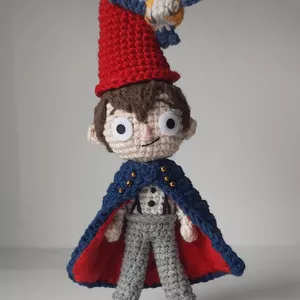 Imagem de capa para o Ebook Padrão Amigurumi Wirt - O Segredo Além do Jardim.