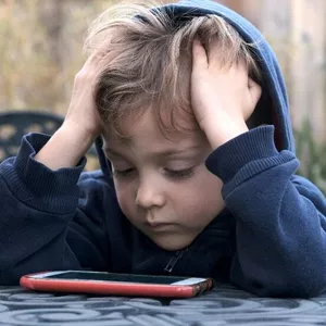 Imagen de portada para Curso online ANSIEDAD ADOLESCENTE (LO QUE LAS REDES SOCIALES NO TE DICEN) Basada Serie Netflix