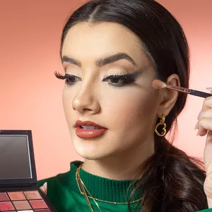 Imagem de capa para o Curso online AutoMaquiagem com Mah Marangoni