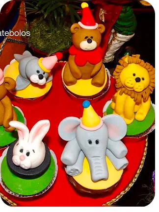 Cupcakes no tema circo, com elefantes, palhaços, leões, ursos focas, coelhos na cartola em cores fortes do Curso Meu Primeiro Zoológico - Modele 25 Animais em Pasta Americana