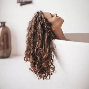 Imagem de capa para o Ebook Transforme seus Cabelos: Guia Completo de Cuidados Caseiros