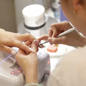 Imagem de capa para o Ebook Independência Financeira com Manicure e Pedicure: Aprenda do Zero
