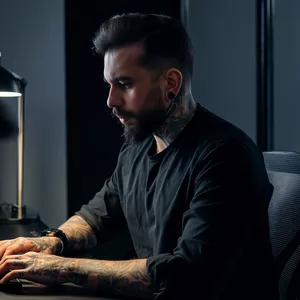 Comunidade A RESISTENCI{IA} - Toda semana, ao vivo, uma tarefa do seu negócio sai das suas costas e vai pra máquina. Uma implementação por semana. Até você virar o dono. Não o funcionário.