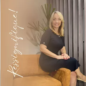 Imagem de capa para o Curso online RESSIGNIFIQUE! 09 ferramentas para você ressignificar a sua jornada e se conectar à sua essência.