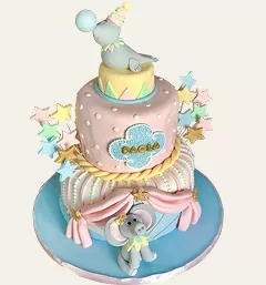 Bolo no Tema Circo, mostrando como o elefante é versátil para uso em vários temas, aqui ele está na base do bolo feito em tons pastéis do Curso Meu Primeiro Zoológico - Modele 25 Animais em Pasta Americana