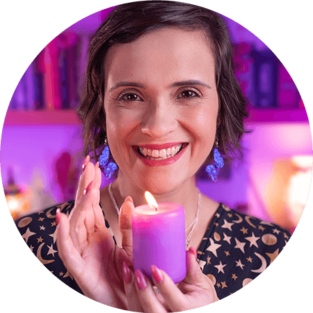 Pri Ferraz Segurando uma Carta de Tarot