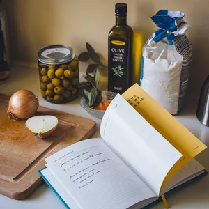 Imagem de capa para o Ebook " 9 Receitas Simples para Quem Nunca Cozinhou"