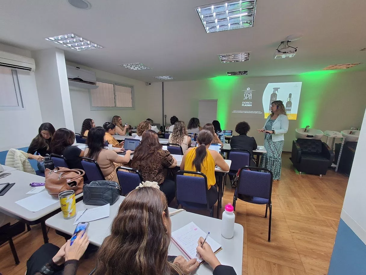 Profissional em atendimento de terapia capilar na Casa do Tricologista