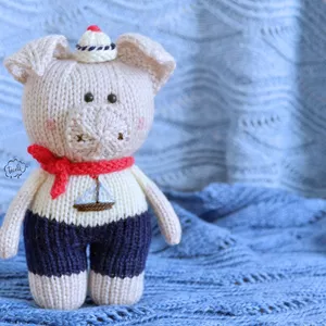 Imagem de capa para o Ebook Moacir Bacon - E-book de Amigurumi em Tricô