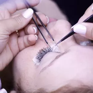 Imagem do curso Curso de extensão de Cílios fio a fio Híbrido e Volume Russo.