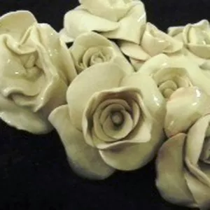 Imagem de capa para o Curso online Curso de modelagem de flores em argila ceramica