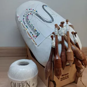 Imagem de capa para o Curso online Curso básico de Renda de Bilro  \  Basic Bobbin Lace Course