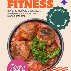 Banner com o título 'FITNESS' em letras laranjas, apresentando uma tigela de almôndegas ao molho de tomate decoradas com salsa. O design inclui um selo verde circular escrito 'AIRFRYER' e o texto: 'Receitas incríveis e deliciosas! Ideal para encaixar no seu plano alimentar'. O fundo é bege claro com elementos gráficos modernos em rosa e laranja.