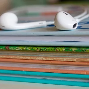 Imagem de capa para o Curso online Audiodescrição de imagens estáticas em livros didáticos (Nível básico)