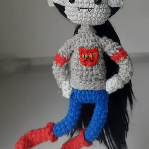Imagem de capa para o Ebook Receita amigurumi - Marcy com casaco de gatinho