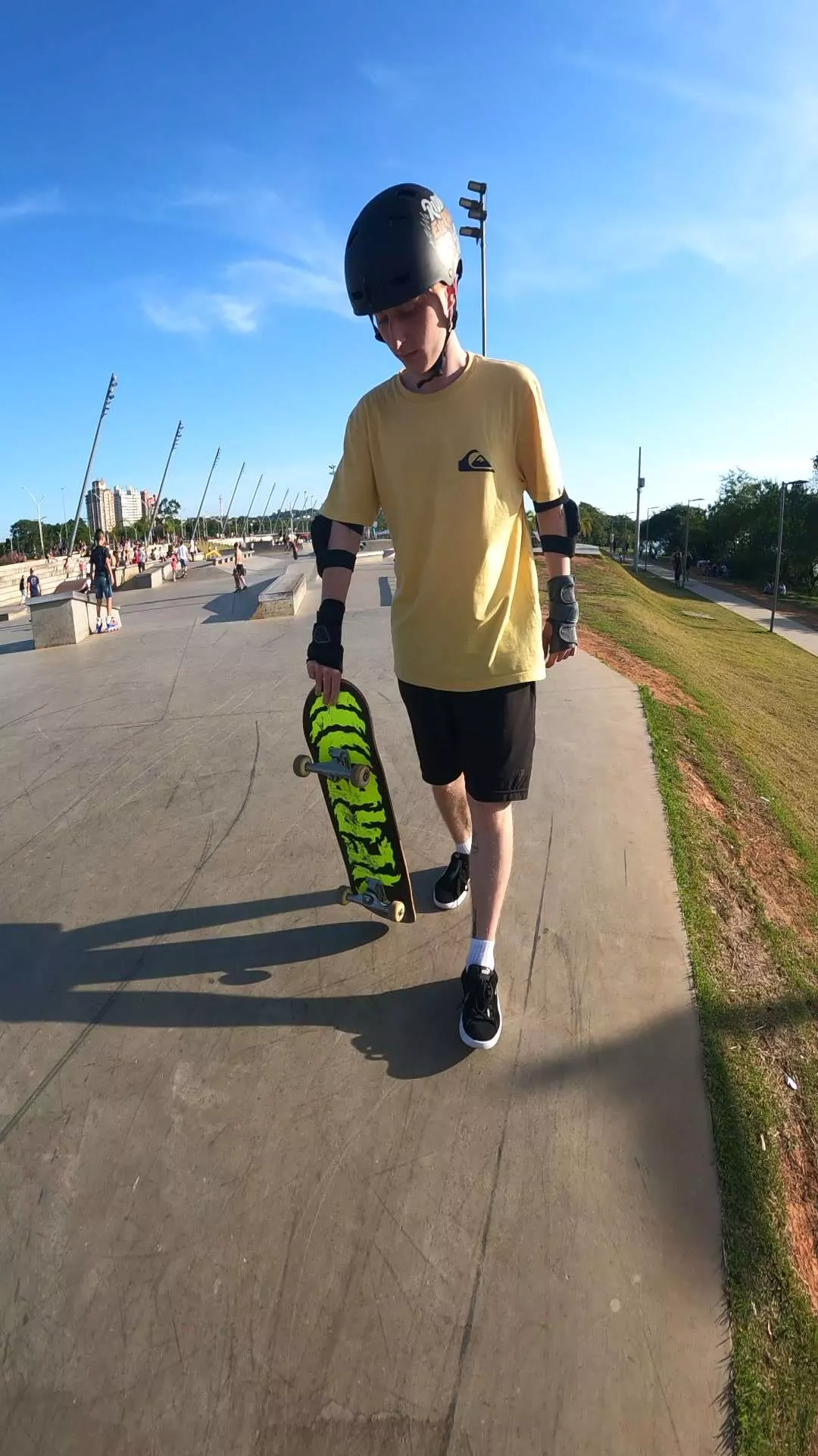 Treinando skate iniciante