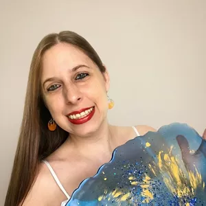 Imagem do curso Resina Criativa do Zero ao Lucro – Crie Peças Encantadoras e Vendáveis