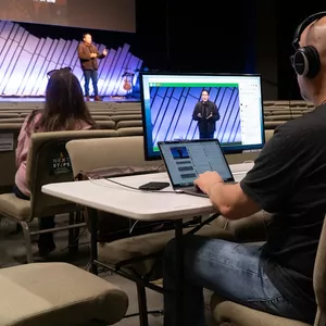 Imagem de capa para o Ebook Domine o Holyrics: Guia Prático para Igrejas