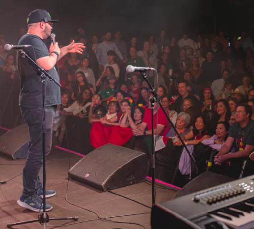 Chadmax dando show de stand-up
