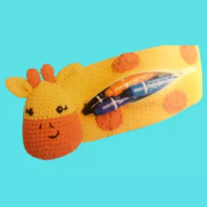 Imagem de capa para o Ebook 🦒 Estojo Escolar de Crochê de GIRAFA - Receita Passo a Passo em PDF